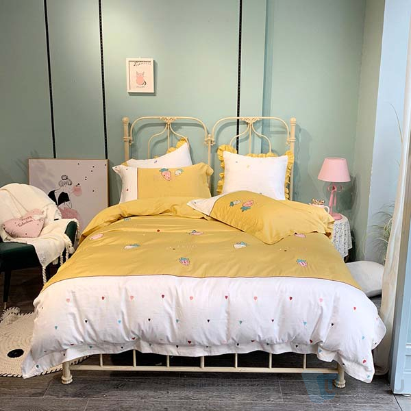 Wholesale 100% Polyester King Size Bedsheet Yellow Pink Blue Soft Touch Comforter Sets Fabric